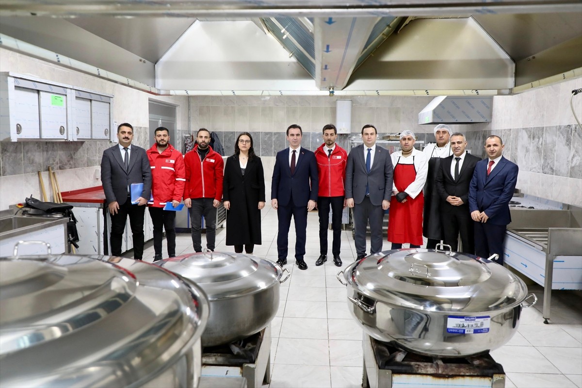 Bitlis'te valilik ve belediye, ramazanda 4 bin kişinin adresine iftar ulaştıracak. Valilik Sosyal...