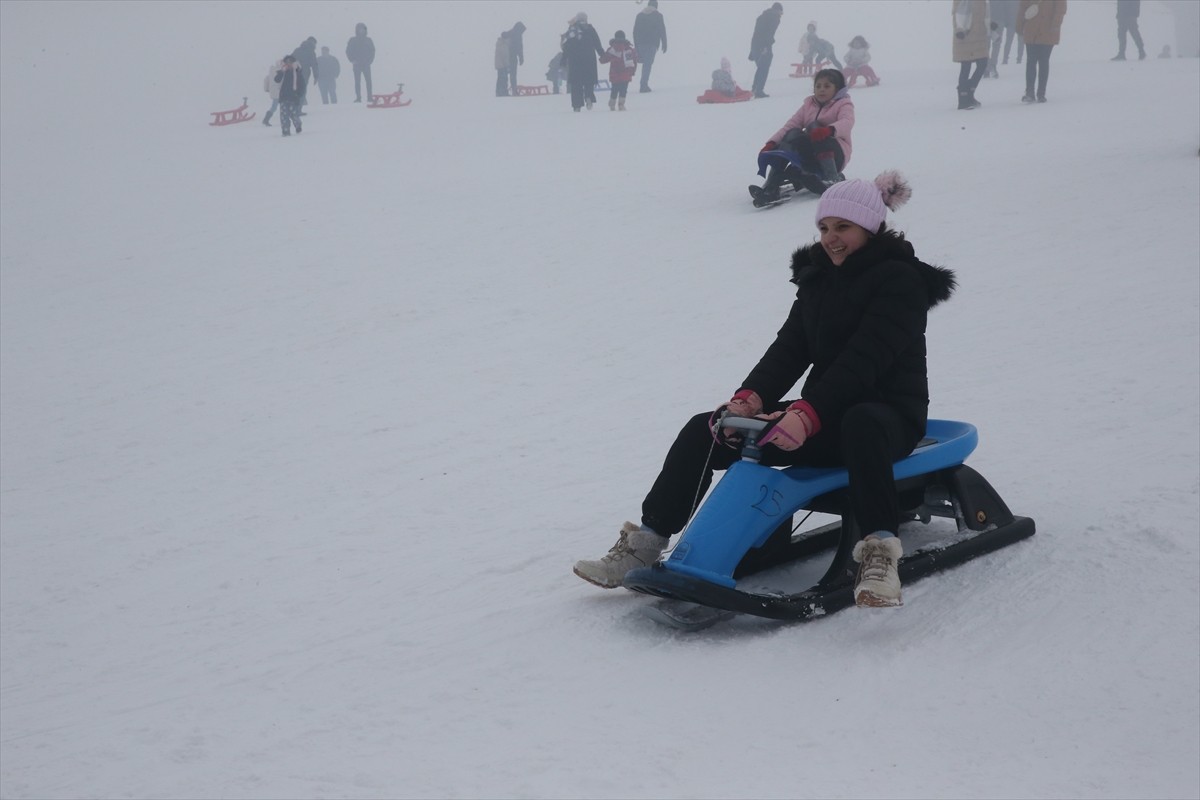 Bitlis Belediyesince bu yıl 4'ncüsü düzenlenen "Meşaleli Kayak Festivali ve Müzik Şöleni"nde...
