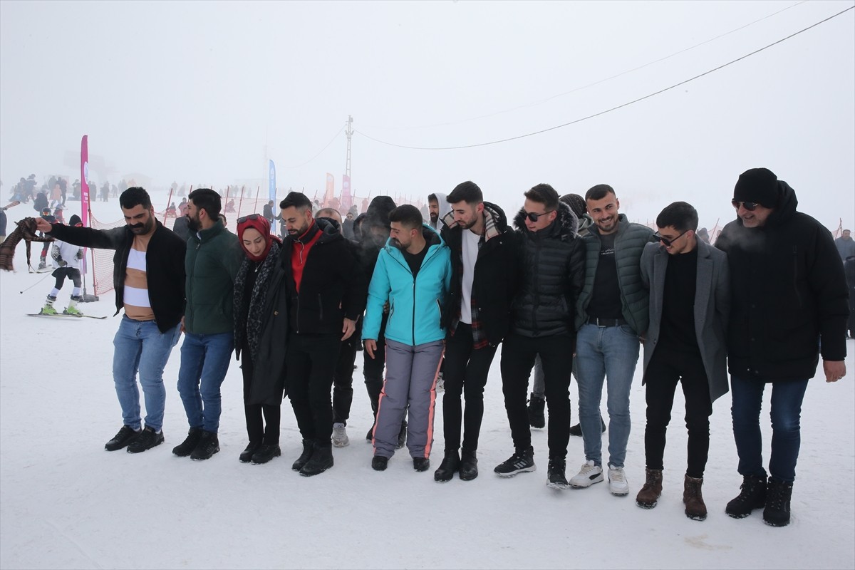 Bitlis Belediyesince bu yıl 4'ncüsü düzenlenen "Meşaleli Kayak Festivali ve Müzik Şöleni"nde...