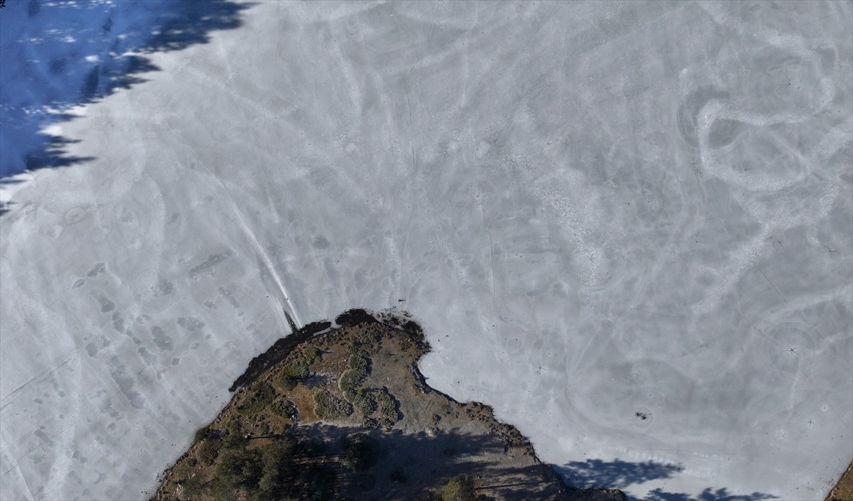 Bolu'nun Aladağ Yaylası'nda bulunan göletin yüzeyi, hava sıcaklığının eksilere düşmesiyle buzla...