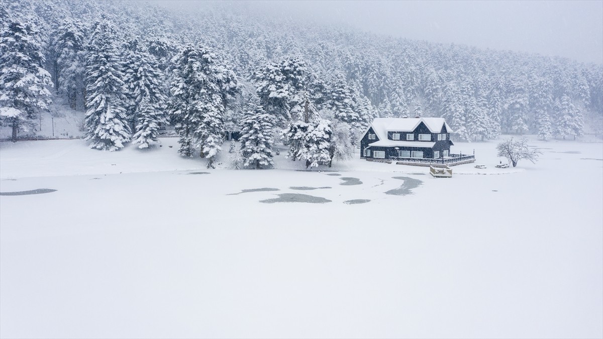 Bolu'nun doğal güzellikleriyle ünlü Gölcük Tabiat Parkı, kar yağışının ardından beyaza...