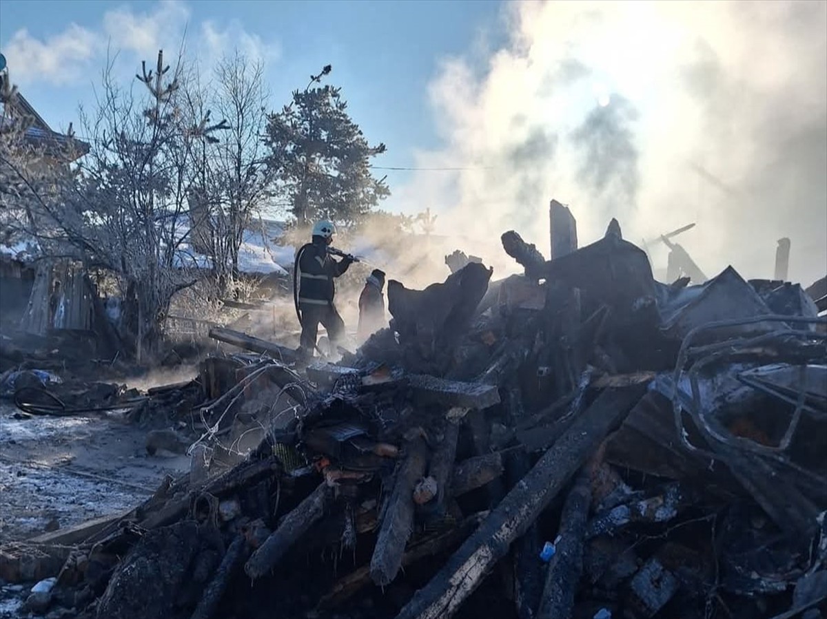 Bolu'nun Dörtdivan ilçesinde iki katlı evde çıkan yangında 1 kişi öldü, 1 kişi ağır...