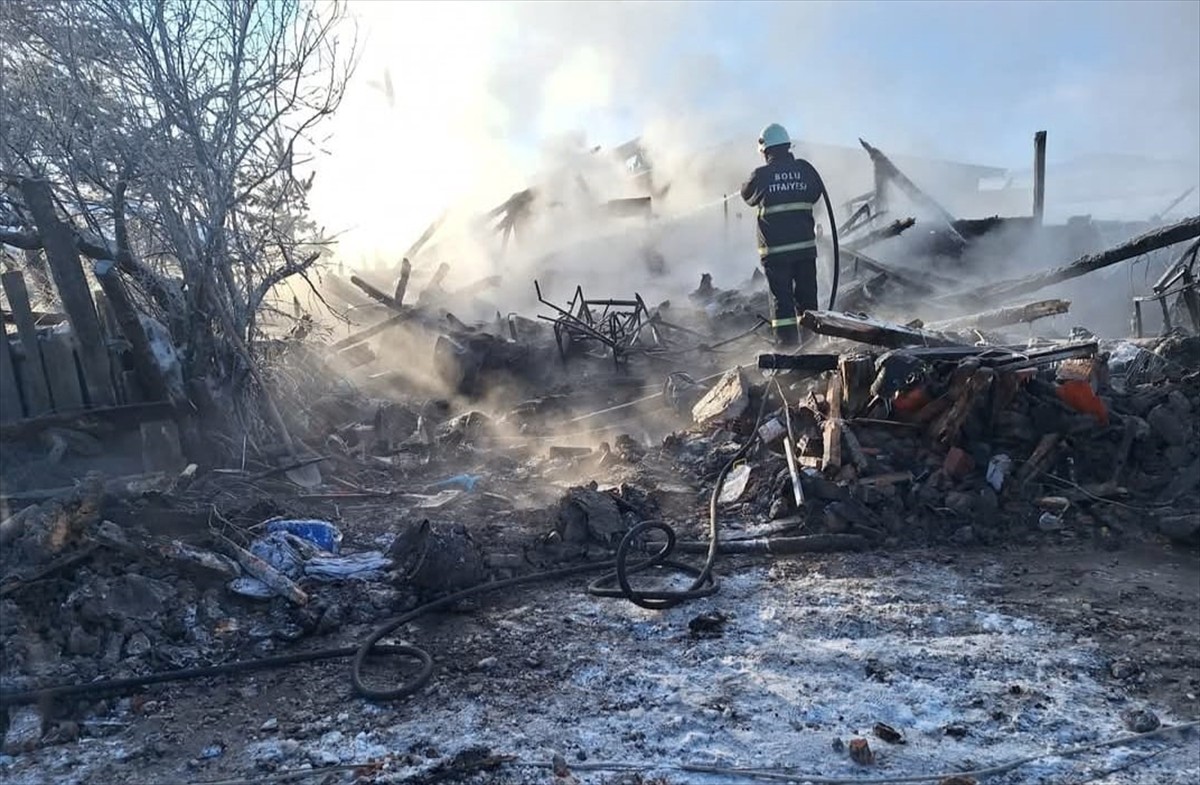 Bolu'nun Dörtdivan ilçesinde iki katlı evde çıkan yangında 1 kişi öldü, 1 kişi ağır...