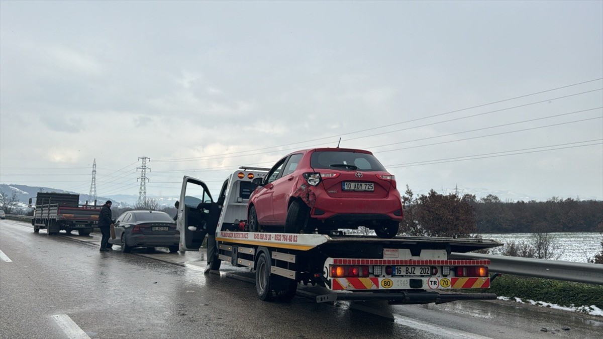Bursa'da kar yağışı nedeniyle çok sayıda trafik kazası meydana geldi. Kar nedeniyle Bursa Şehir...