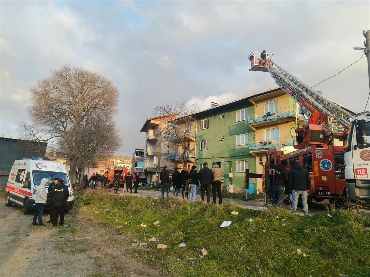 Bursa'nın Orhaneli ilçesinde 3 katlı binanın çatısında çıkan yangın itfaiye ekiplerince...
