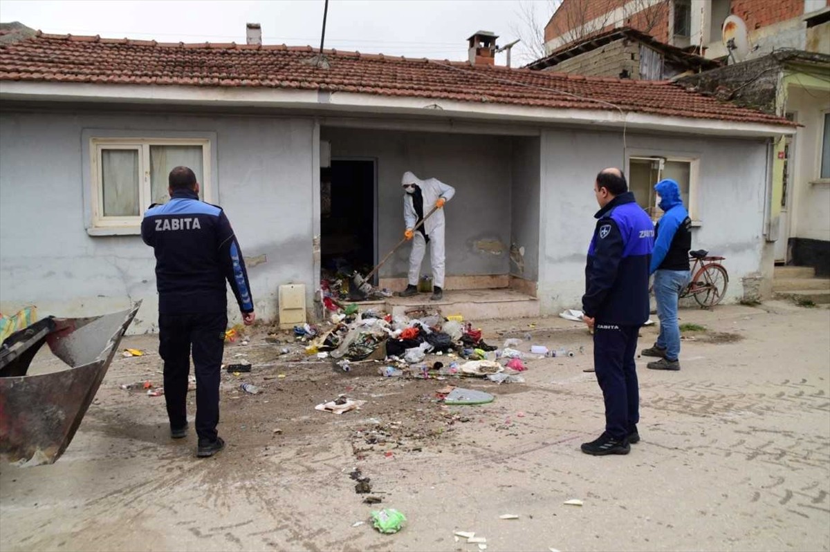 Bursa'nın Yenişehir ilçesindeki bir evden belediye ekiplerince 1,5 ton çöp çıkarıldı.
