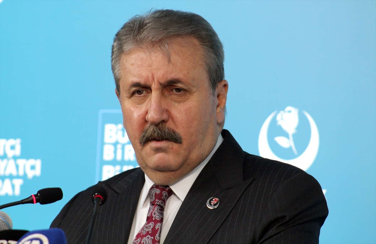 Büyük Birlik Partisi (BBP) Genel Başkanı Mustafa Destici, düzenlediği basın toplantısında gündeme...