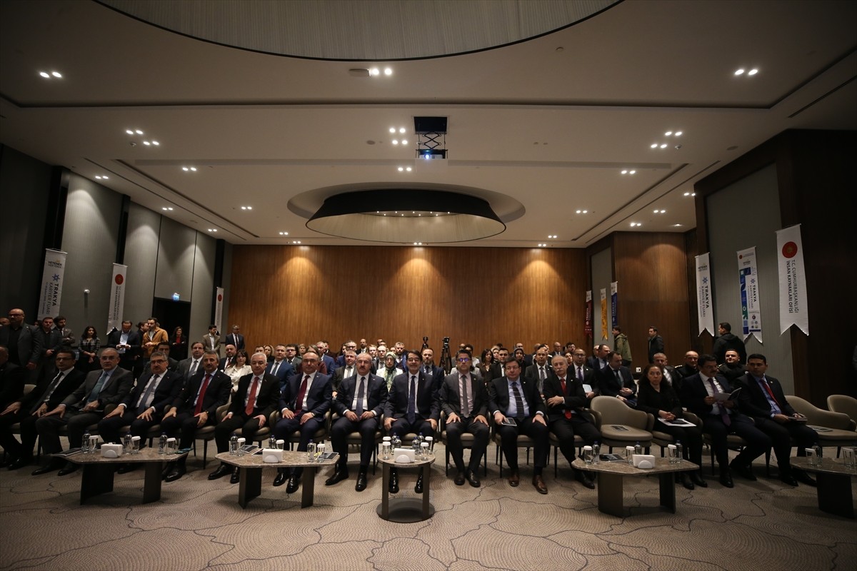 Çanakkale Onsekiz Mart Üniversitesi'nin (ÇOMÜ) ev sahipliğinde, kentteki bir otelde Trakya Kariyer...