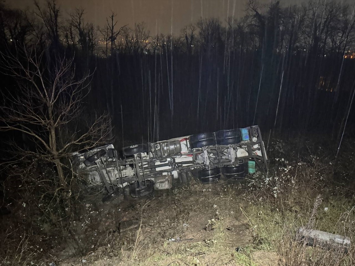 Çekmeköy'de beton mikserinin karşı şeride geçerek ciple çarpışması sonucu 2 kişi hayatını...