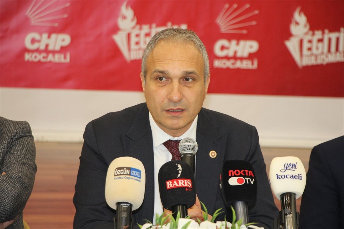 CHP Genel Başkan Yardımcısı Suat Özçağdaş, İzmit Belediyesi Dernekler Yerleşkesinde düzenlenen...