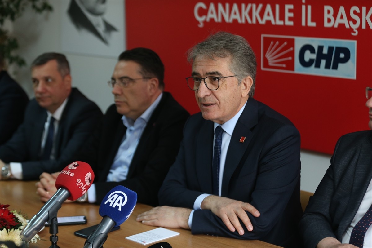 CHP Genel Başkan Yardımcısı Yalçın Karatepe, partisinin Çanakkale Belediye Kültür Merkezi'nde...