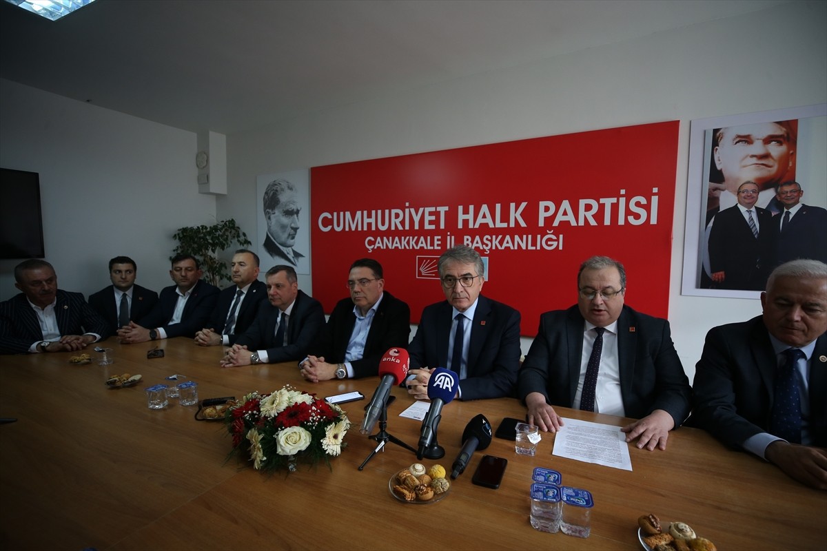 CHP Genel Başkan Yardımcısı Yalçın Karatepe, partisinin Çanakkale Belediye Kültür Merkezi'nde...