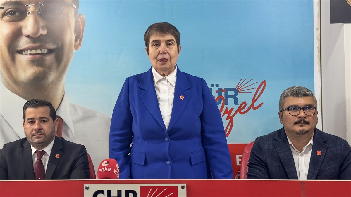 CHP Genel Başkan Yardımcısı Zeliha Aksaz Şahbaz (ortada), Hatay'da partisinin İskenderun İlçe...