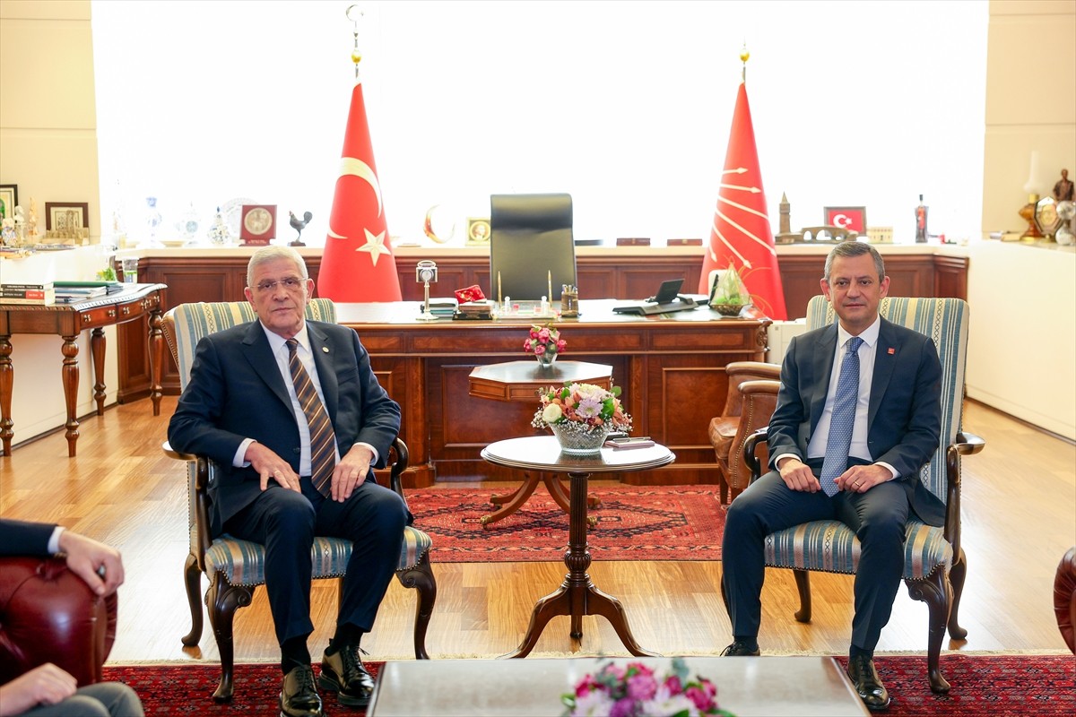 CHP Genel Başkanı Özgür Özel, CHP Genel Merkezi'nde, İYİ Parti Genel Başkanı Müsavat Dervişoğlu ve...