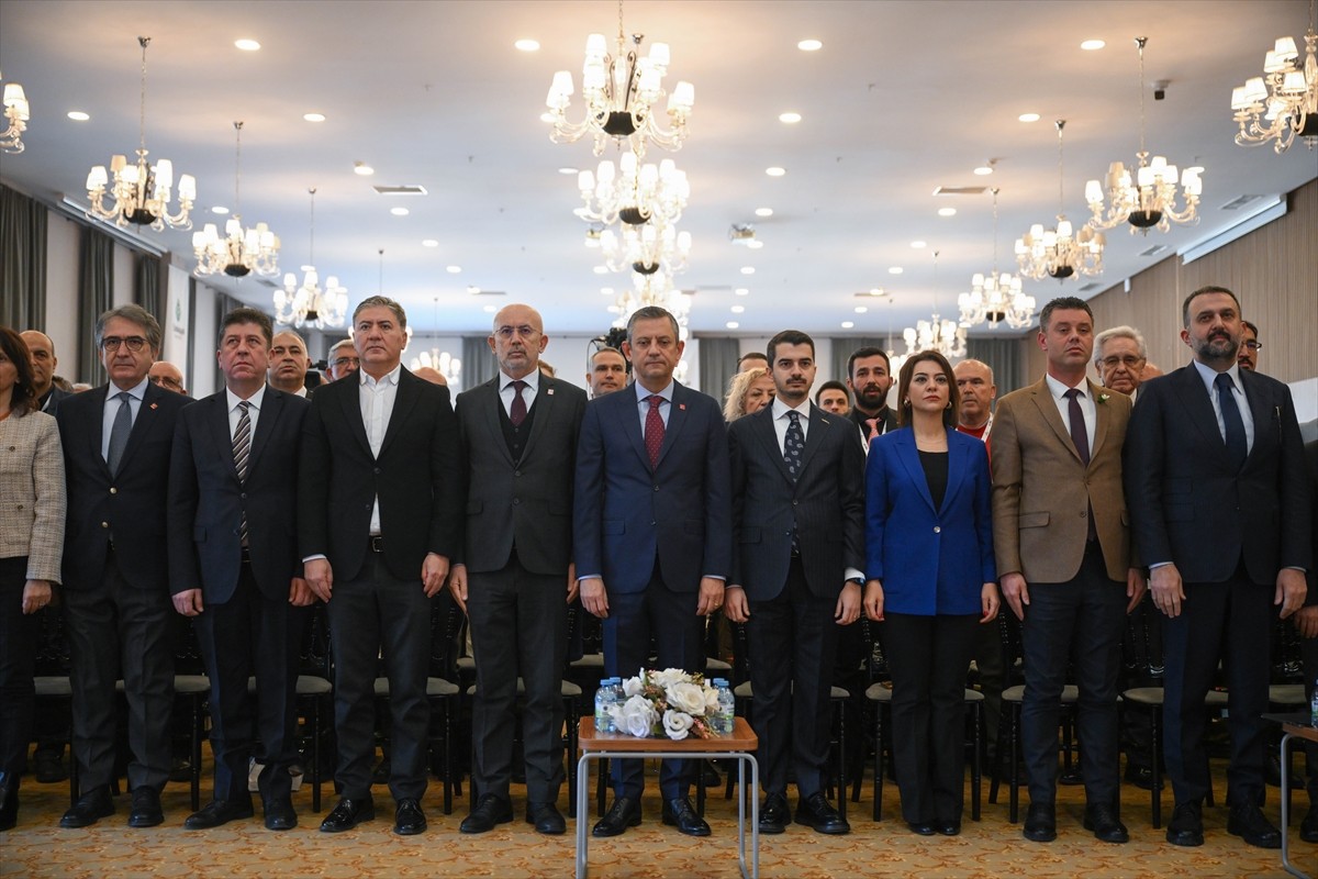 CHP Genel Başkanı Özgür Özel (ortada), Çankaya Belediyesi Zübeyde Hanım Sosyal Tesisi'nde...