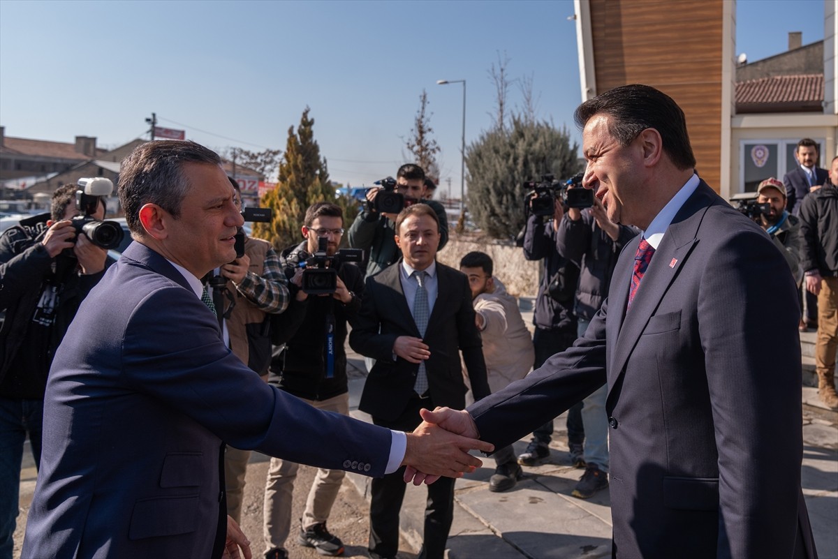 CHP Genel Başkanı Özgür Özel, Saadet Partisi Genel Başkanı Mahmut Arıkan'ı genel merkezde ziyaret...