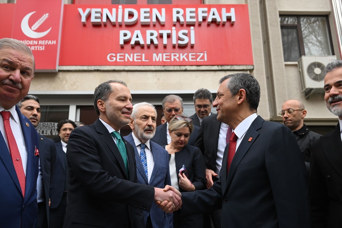 CHP Genel Başkanı Özgür Özel (sağda), Yeniden Refah Partisi Genel Başkanı Fatih Erbakan'ı (solda)...
