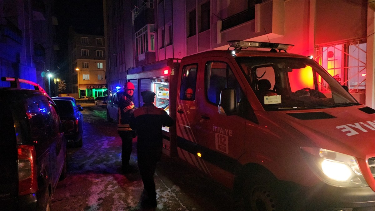 Çorum'da 26 yaşındaki genç evinde ölü bulundu. İhbar üzerine adrese polis, itfaiye ve sağlık...