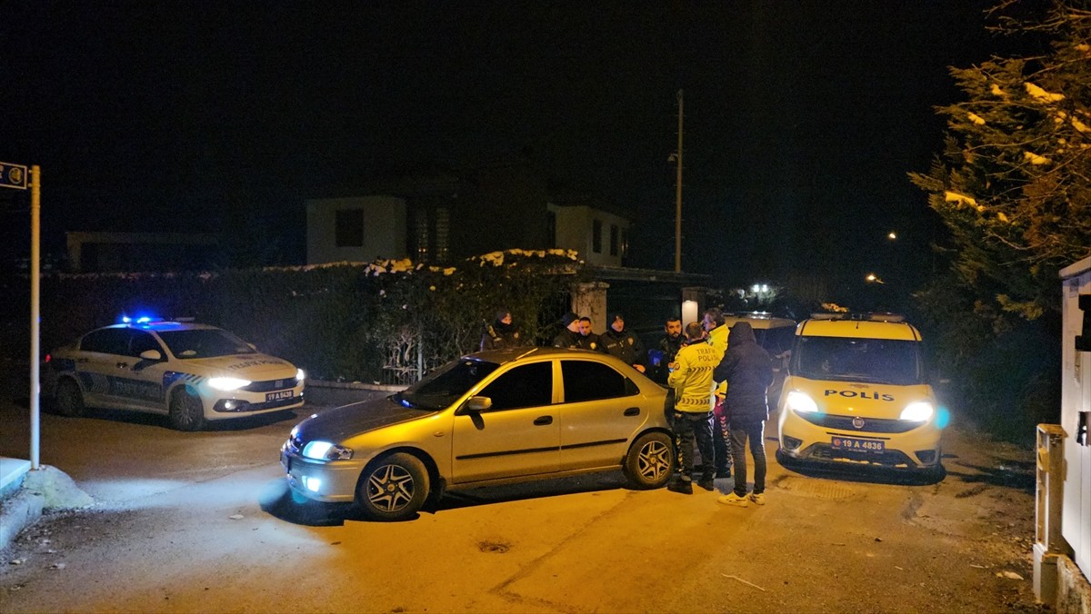 Çorum'da polis ekiplerinin "dur" ihtarına uymayarak kaçan ve kovalamaca sonucu yakalanan alkollü...