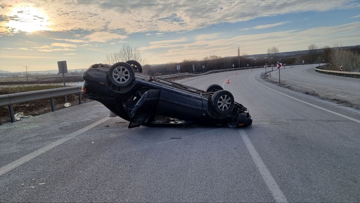 Çorum'un Alaca ilçesinde otomobilin devrilmesi sonucu 3 kişi yaralandı.