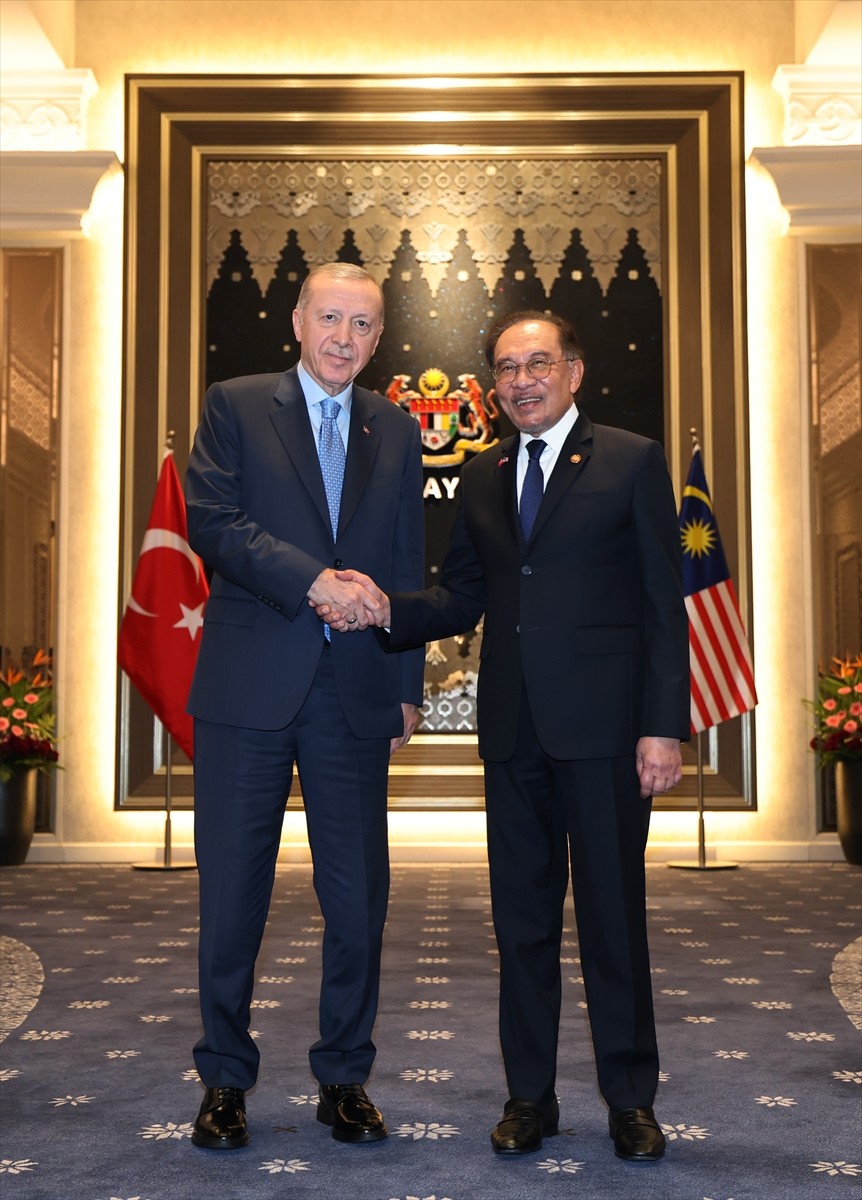 Cumhurbaşkanı Recep Tayyip Erdoğan, resmi temaslarda bulunmak üzere geldiği Malezya'da...