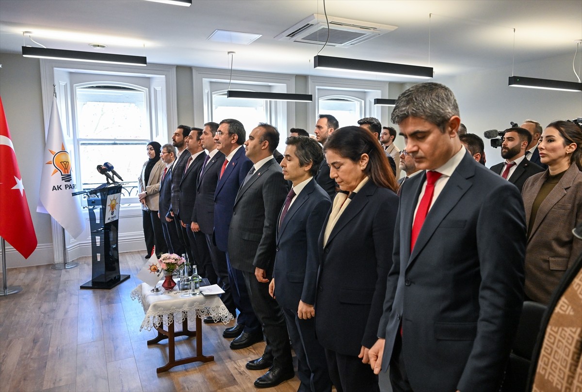 Cumhurbaşkanı Yardımcısı Cevdet Yılmaz, İngiltere'nin başkenti Londra'nın Victoria bölgesindeki AK...