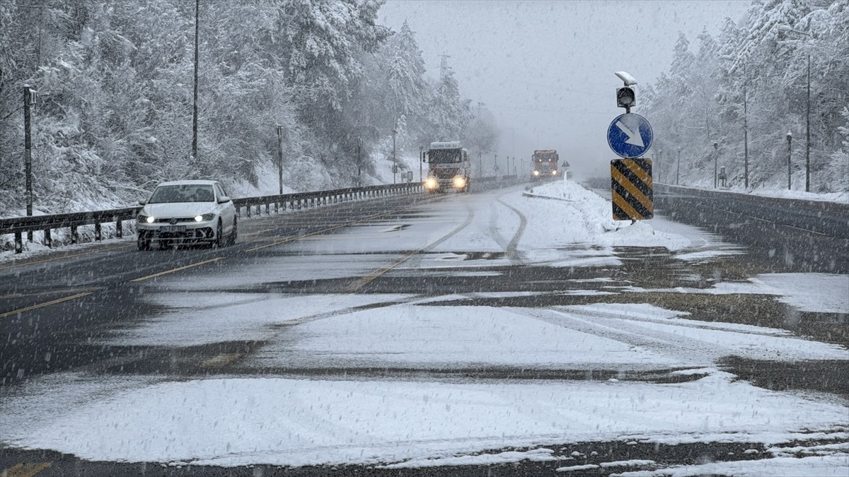 D-100 kara yolu ve Anadolu Otoyolu'nun Bolu Dağı kesiminde kar etkisini gösterdi. Bölgede...