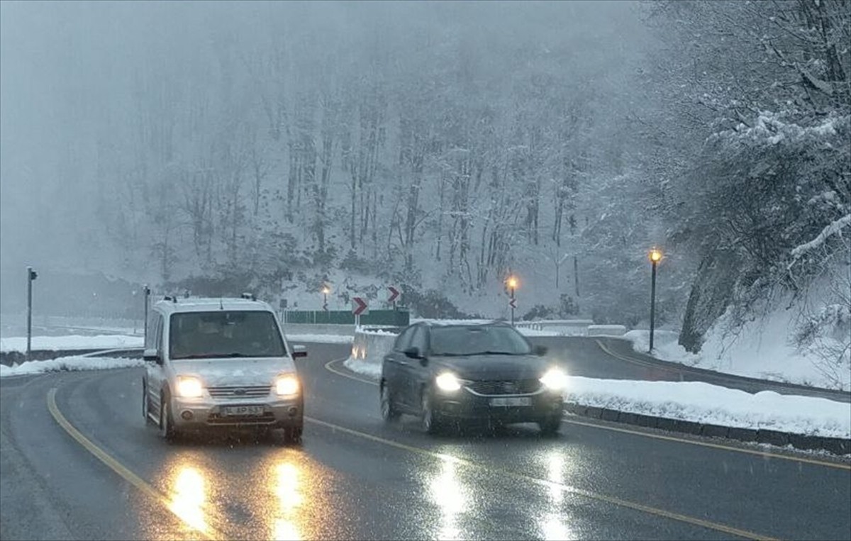 D-100 kara yolunun Bolu Dağı geçişinde kar ve sis etkisini gösterdi. 