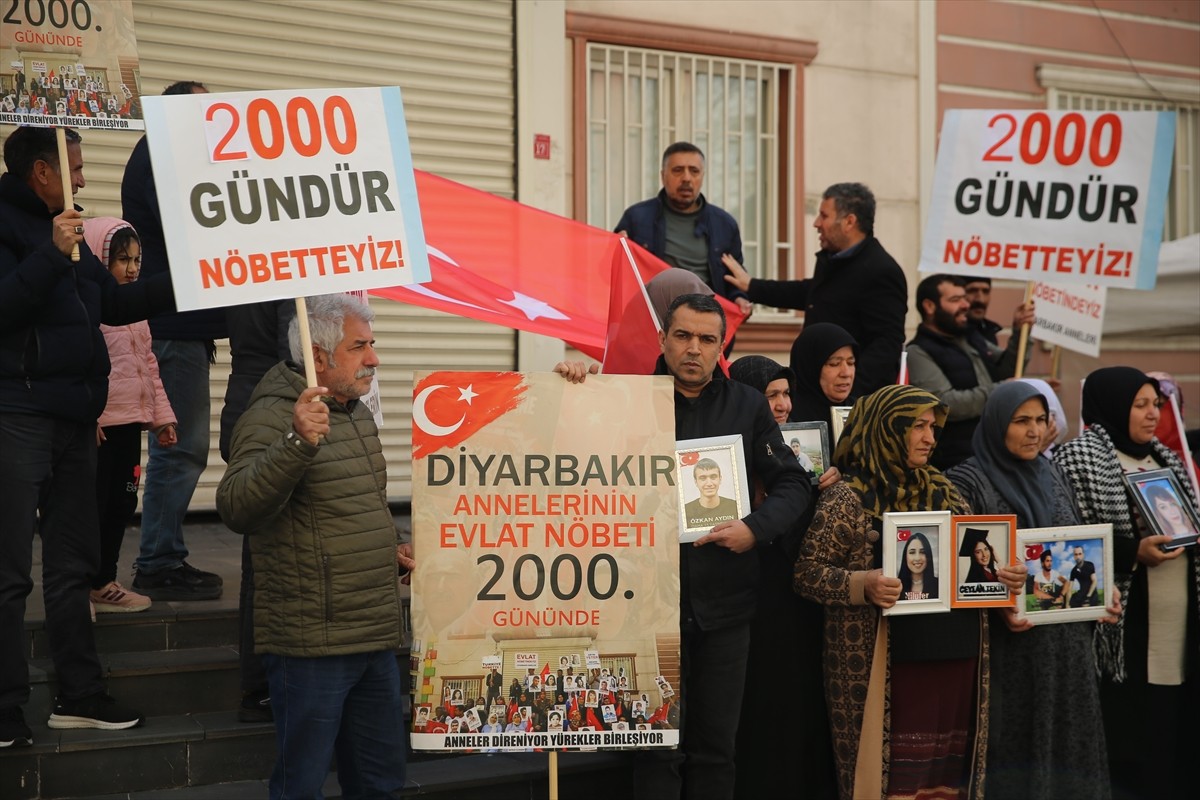 Dağa kaçırılan çocukları için eski HDP il binası önünde evlat nöbetini sürdüren Diyarbakır...