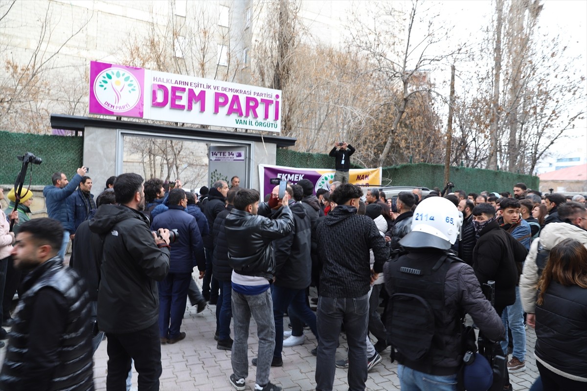 DEM Parti eş genel başkanları Tuncer Bakırhan ve Tülay Hatimoğulları, Van Büyükşehir Belediye...