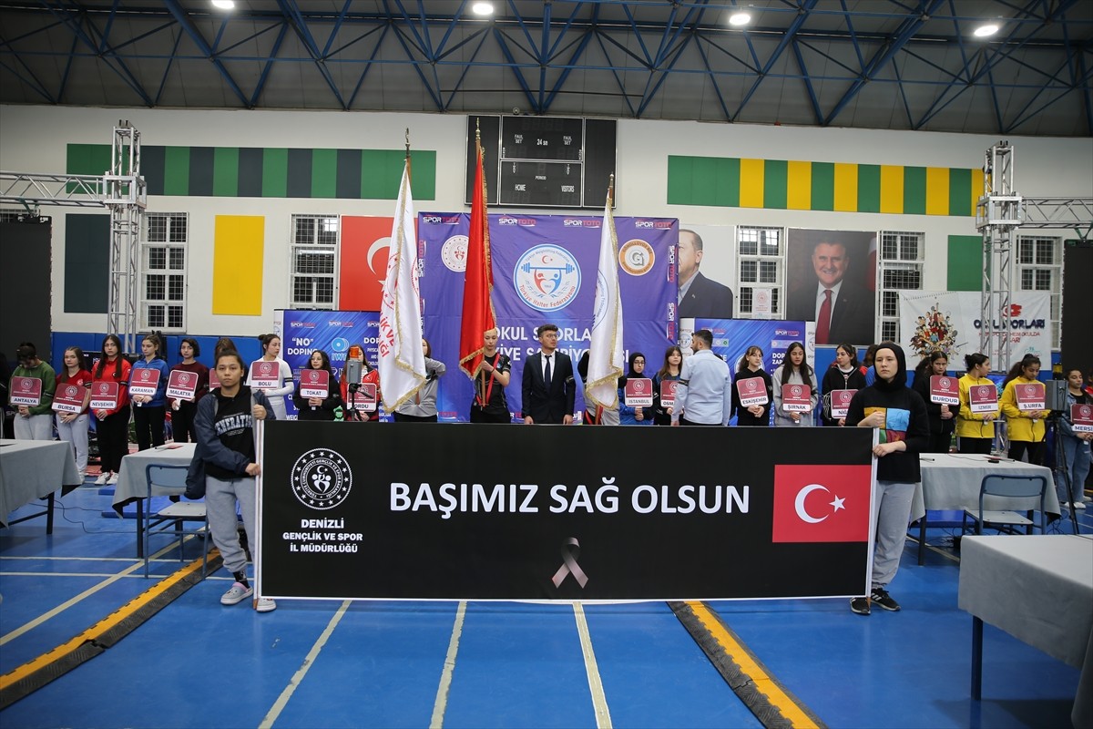 Denizli'de Gençlik ve Spor Bakanlığı koordinesinde Türkiye Halter Federasyonu tarafından Kınıklı...