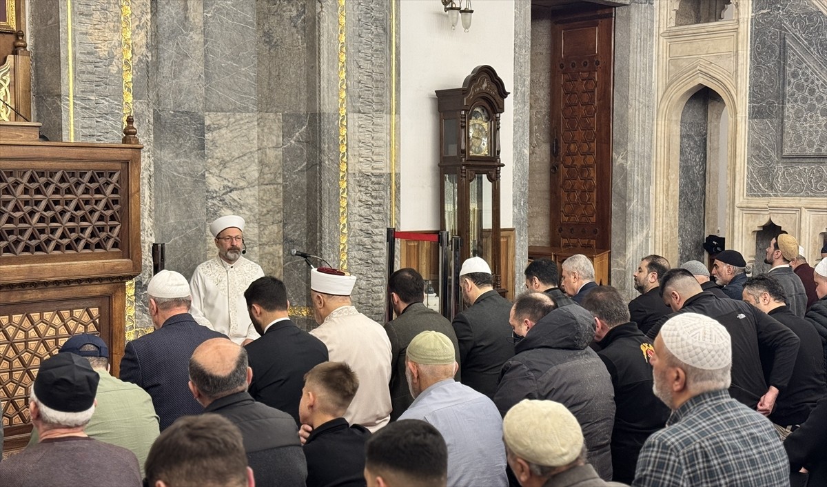 Diyanet İşleri Başkanı Ali Erbaş, Konya'da ramazanın ilk teravih namazını kıldırdı. Tarihi Sultan...