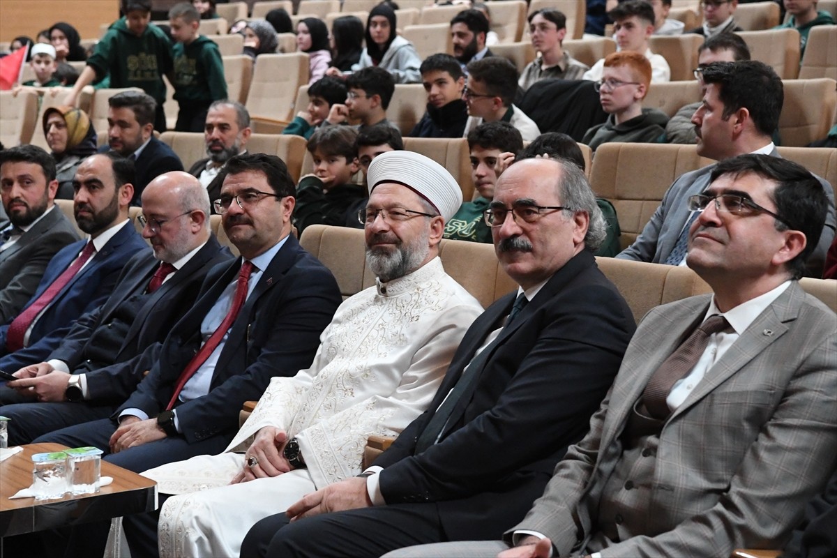 Diyanet İşleri Başkanı Ali Erbaş (ortada), Şehit Ömer Halisdemir Anadolu İmam Hatip Lisesi...