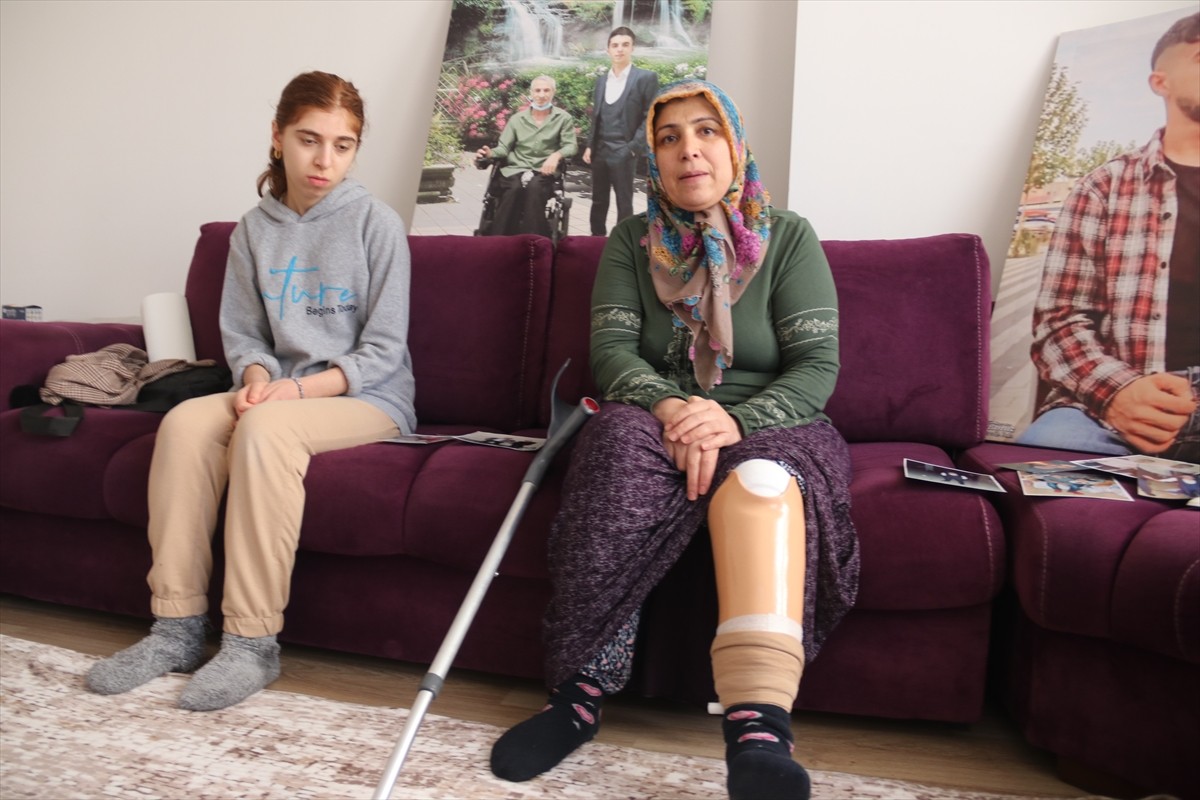 Diyarbakır'da, depremde eşini ve oğlunu kaybeden 47 yaşındaki Yazgül Çaçan (sağda), 4 çocuğuyla...