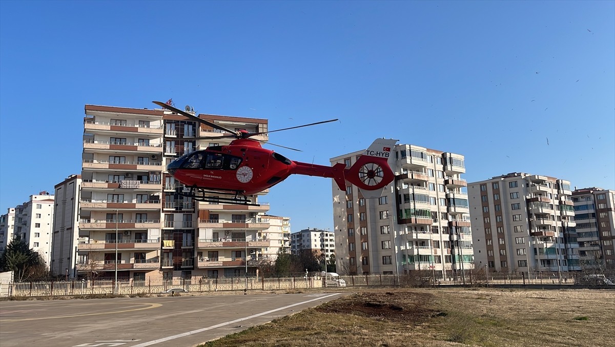 Diyarbakır'ın Kulp ilçesinde kalp krizi geçiren kişi, ambulans helikopterle hastaneye...