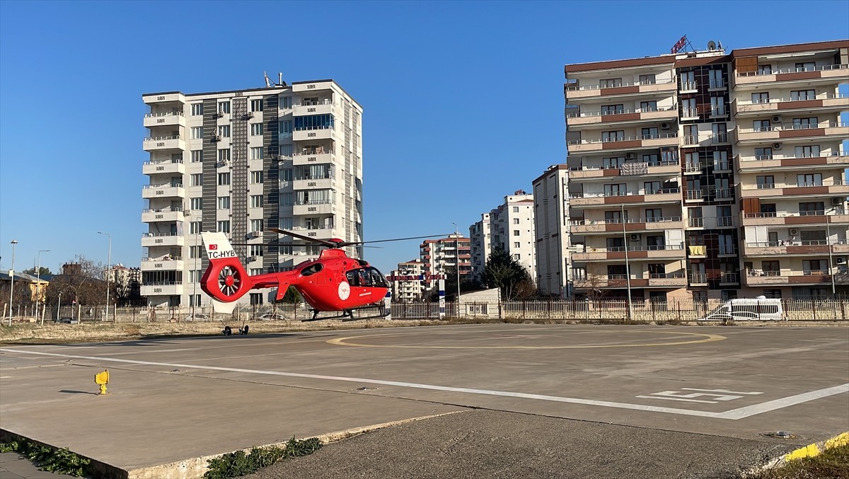 Diyarbakır'ın Kulp ilçesinde kalp krizi geçiren kişi, ambulans helikopterle hastaneye...