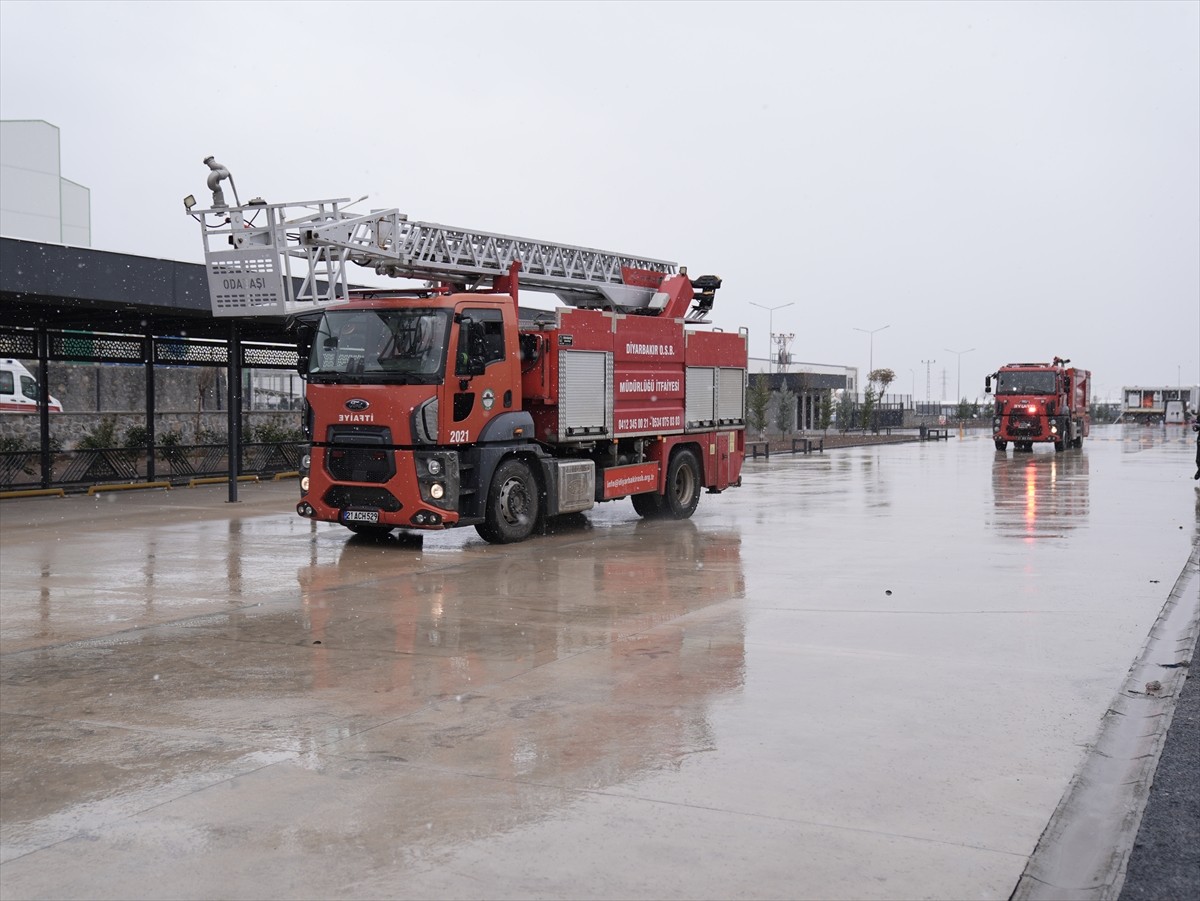 Diyarbakır Organize Sanayi Bölgesinde (OSB) faaliyet yürüten mobilya fabrikasında yangın ve...