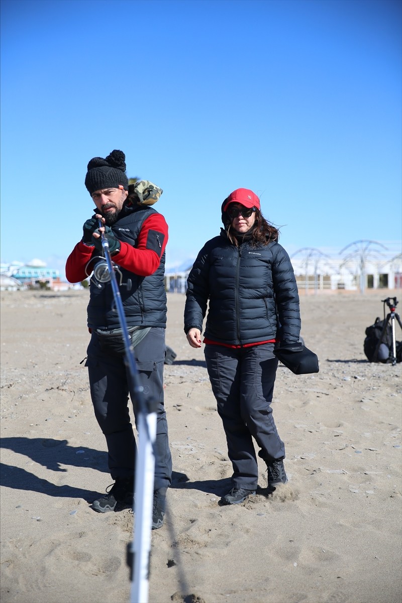Doğa ile baş başa kalmak için kamp yaparken "surfcasting" adı verilen balık avlama sporuyla...