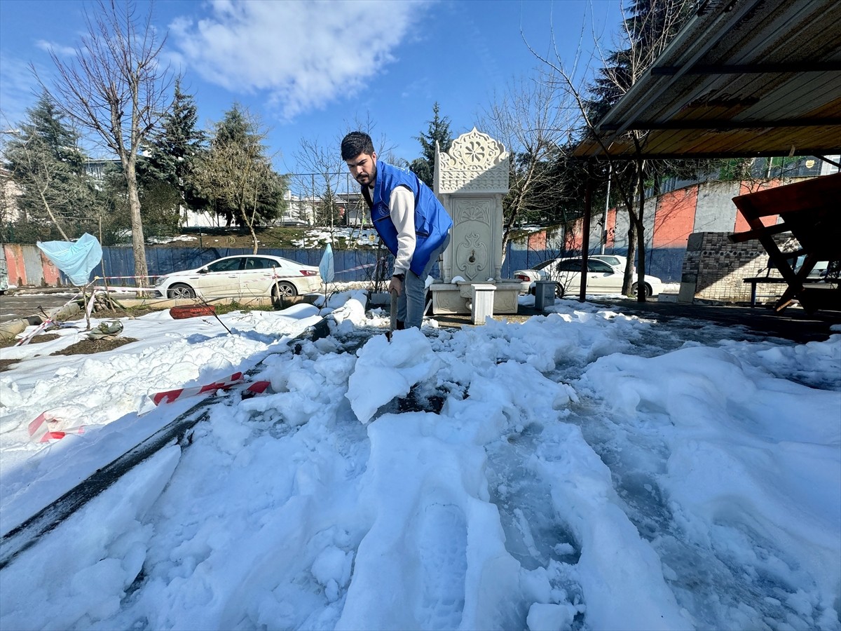 Düzce'de gönüllü gençler, ramazan dolayısıyla tarihi camilerde temizlik yaptı. Kentte birçok...