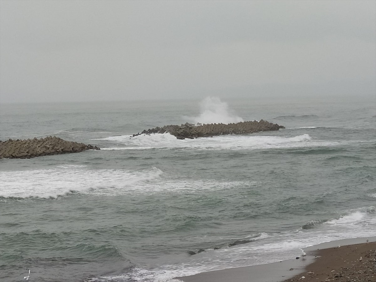 Düzce'nin Akçakoca ilçesinde kuvvetli rüzgar nedeniyle denizde dalga boyu yükseldi.