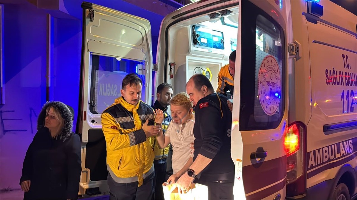 Edirne'de bir apartmanda çıkan yangın nedeniyle mahsur kalan genç ekiplerce kurtarıldı. Bölgeye...