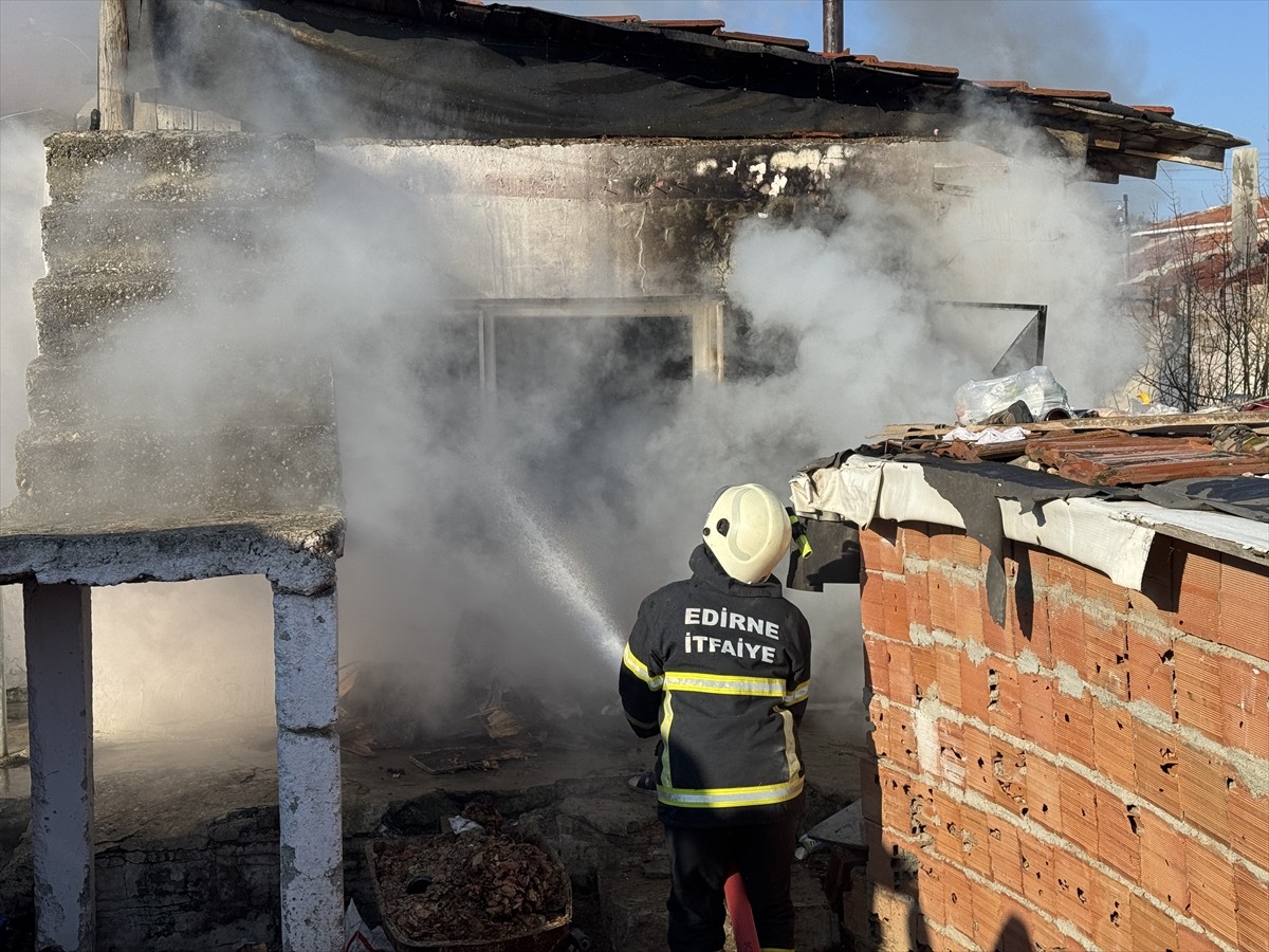 Edirne'de müstakil evde çıkan yangın, itfaiye ekiplerince söndürüldü.