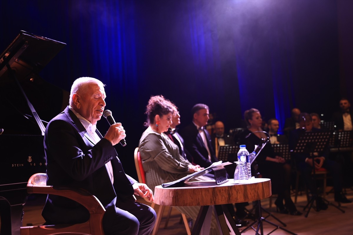 Edirne'de "Şiirnağme" programında şiirler okundu ve şarkılar seslendirildi. Kültür ve Turizm...