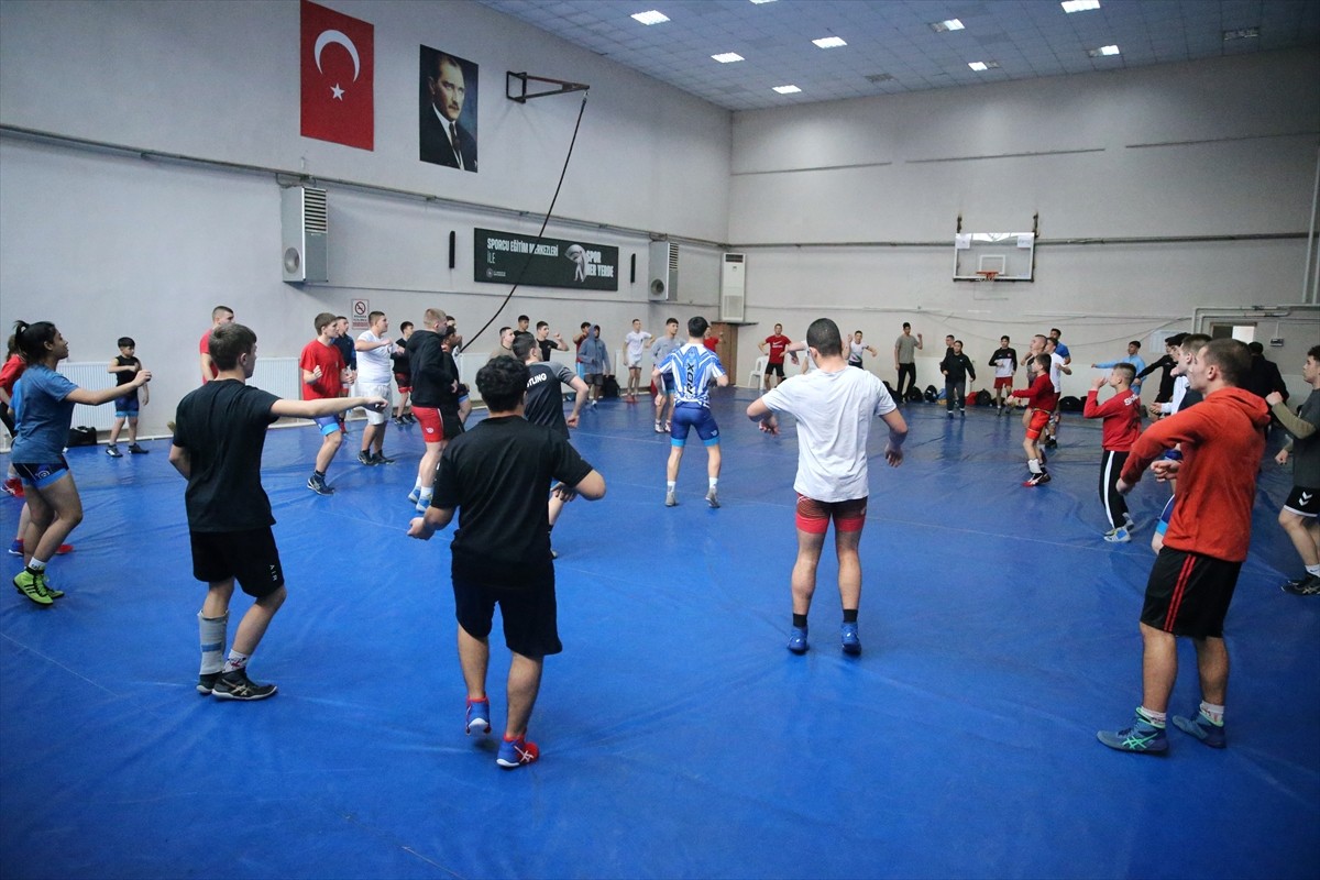 Edirne'de Valilik öncülüğünde düzenlenen güreş kampında Türk ve Bulgar sporcular, antrenman...