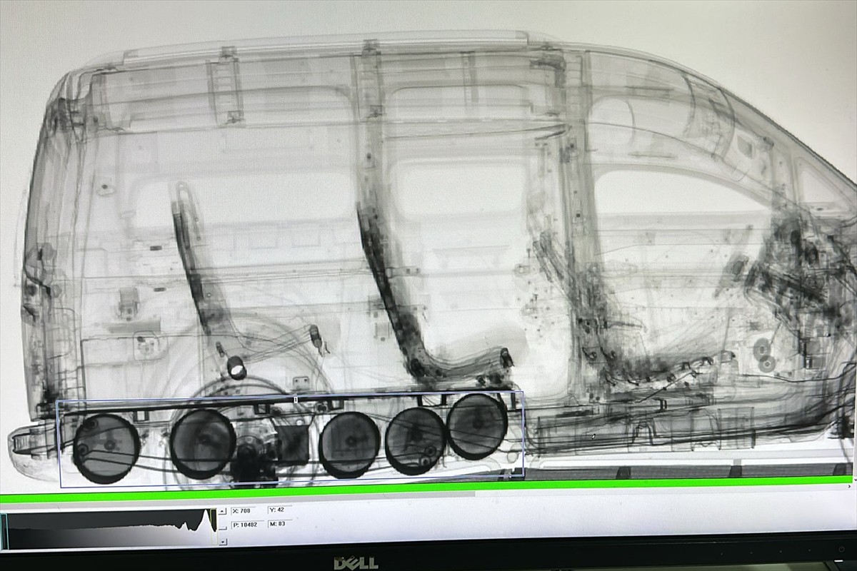 Edirne Pazarkule Sınır Kapısı'nda bir aracın LPG tanklarında 34 kilo 502 gram uyuşturucu ele...