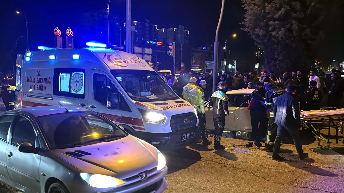 Elazığ'da 2 otomobilin çarpışması sonucu 5 kişi yaralandı. Kaza yerine 112 Acil Sağlık, polis ve...