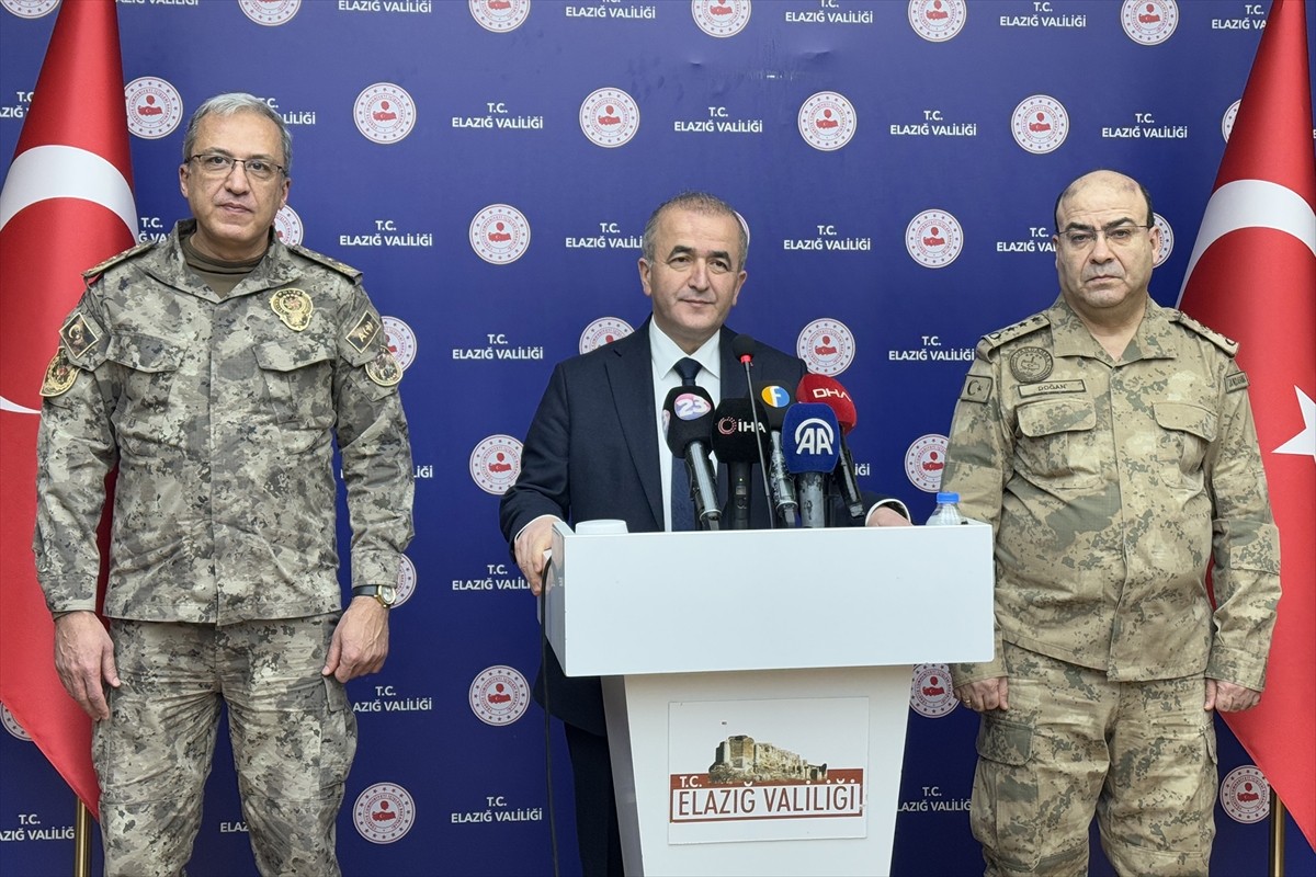 Elazığ Valisi Numan Hatipoğlu (ortada), Valilik Toplantı Salonu'nda düzenlenen "Huzur, Asayiş ve...