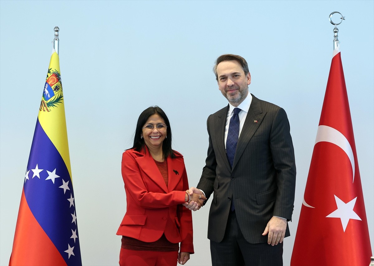 Enerji ve Tabii Kaynaklar Bakanı Alparslan Bayraktar (sağda), Venezuela Başkan Yardımcısı ve...