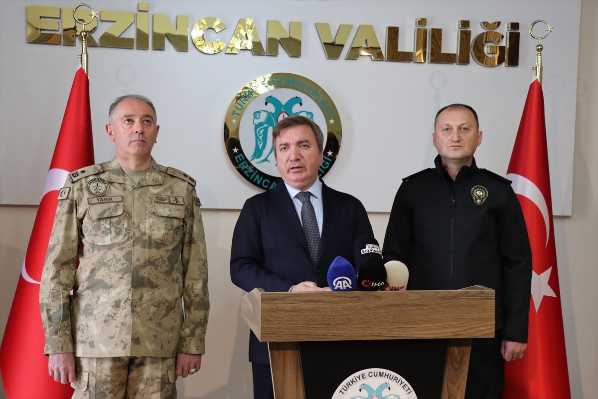 Erzincan Valisi Hamza Aydoğdu, (ortada), Valilik Toplantı Salonu'nda düzenlenen "Huzur, Asayiş ve...