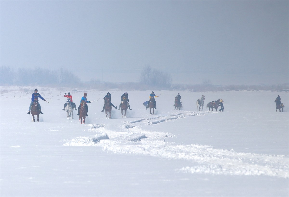 Erzurum'da 12 atın katılımıyla kar üstünde davullu-zurnalı "mahalli at yarışı" yapıldı....